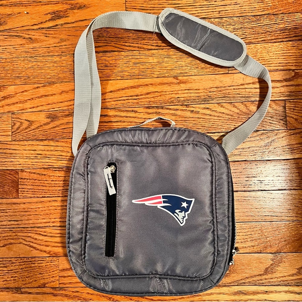 NWOT NFL New England Patriots Messenger Cooler Bag Coleman, fits 12 cans, lunch